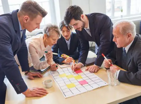 Des personnes autour d'un table