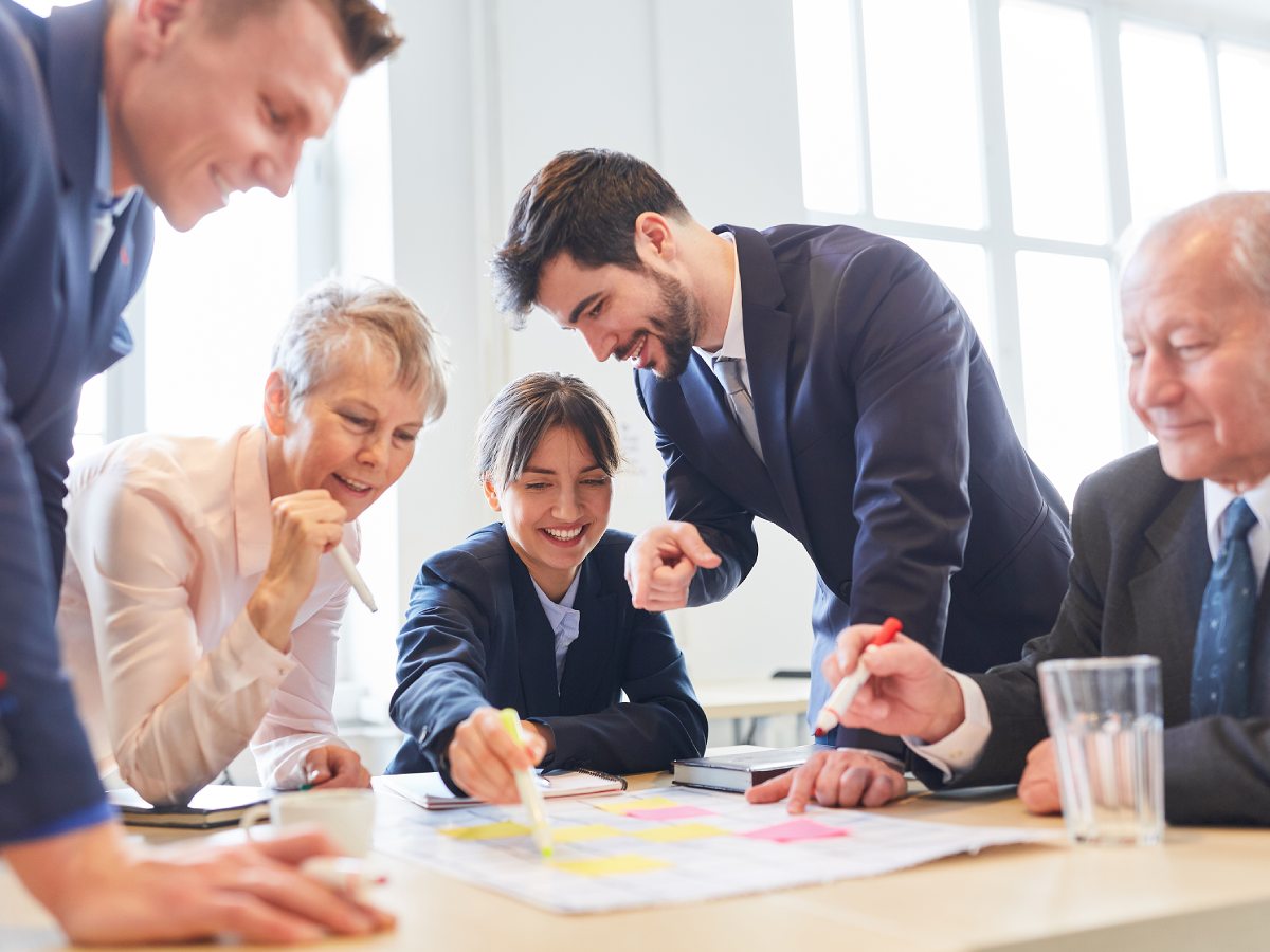 plusieurs personnes en train de discuter sur une table