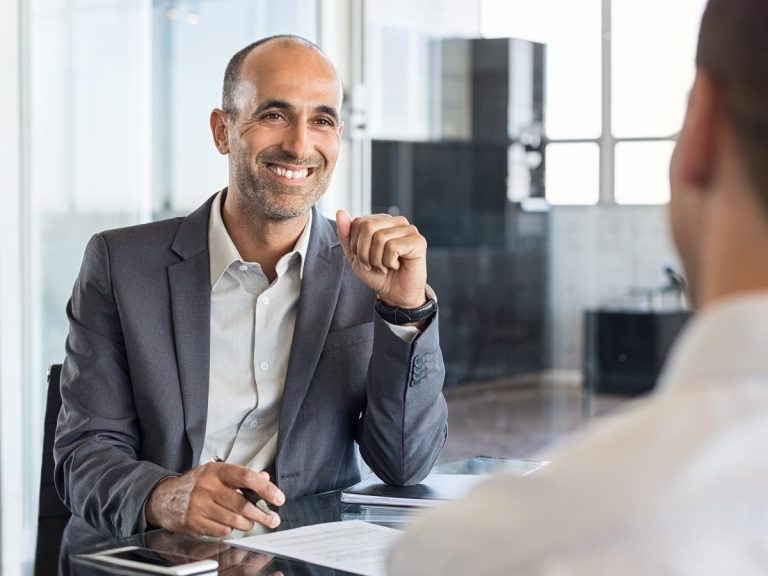 Deux hommes sur un table en train de discuter
