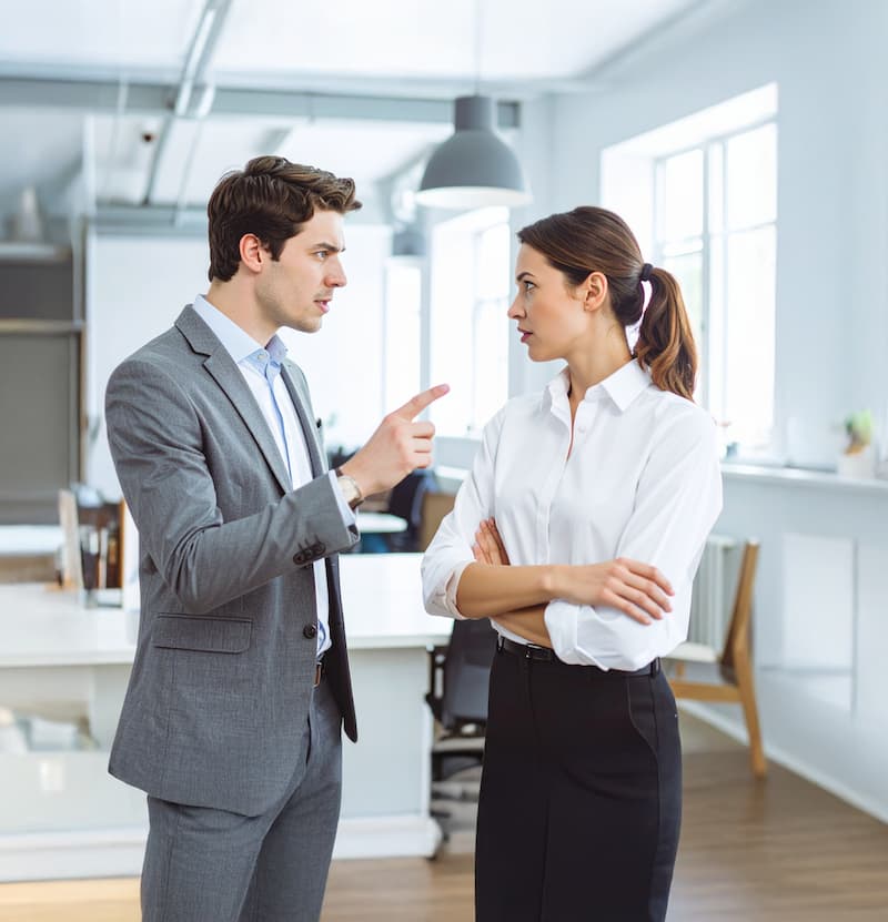 Une homme et un femme qui se regardent de façon agacés