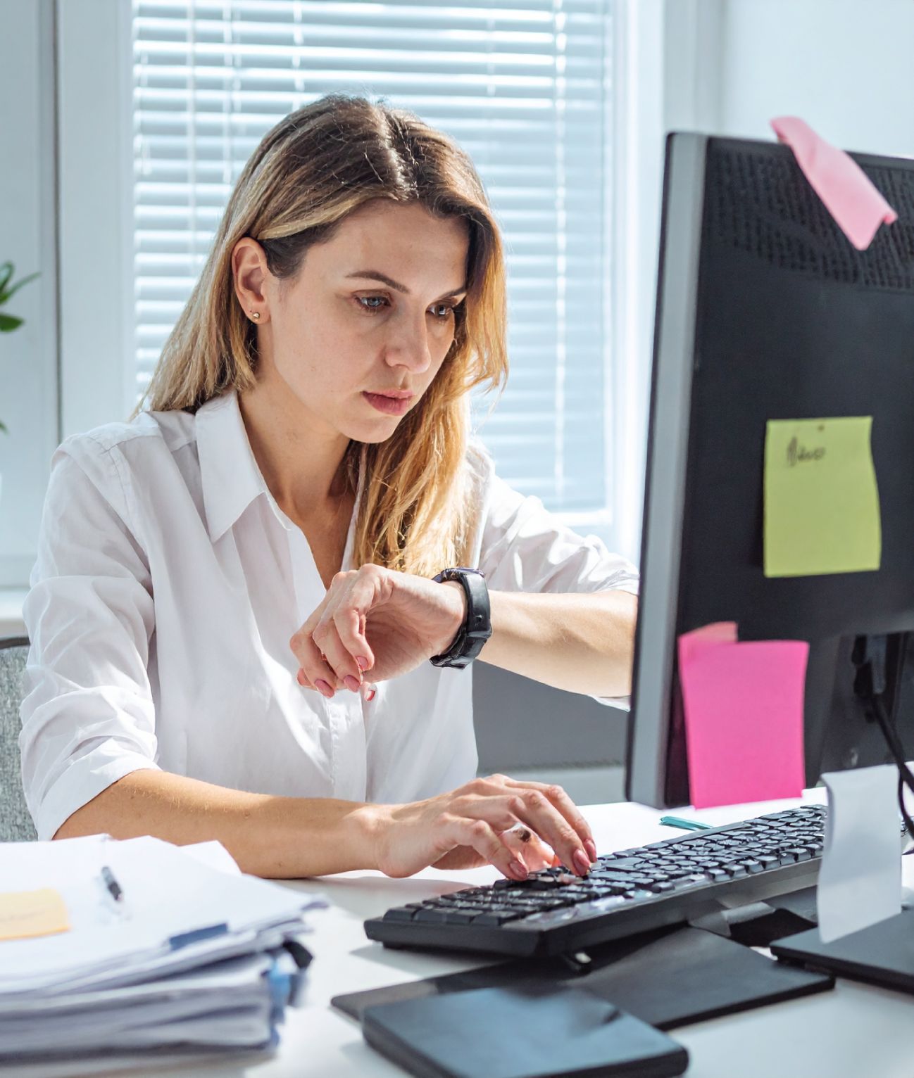 Femme devant l'ordinateur avec pleine de post-it