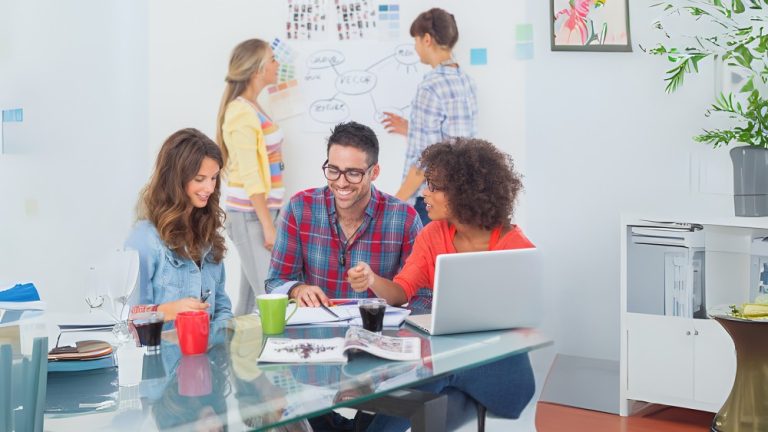 Formation en présentiel : collaboration active entre participants et construction collective d’outils visuels.