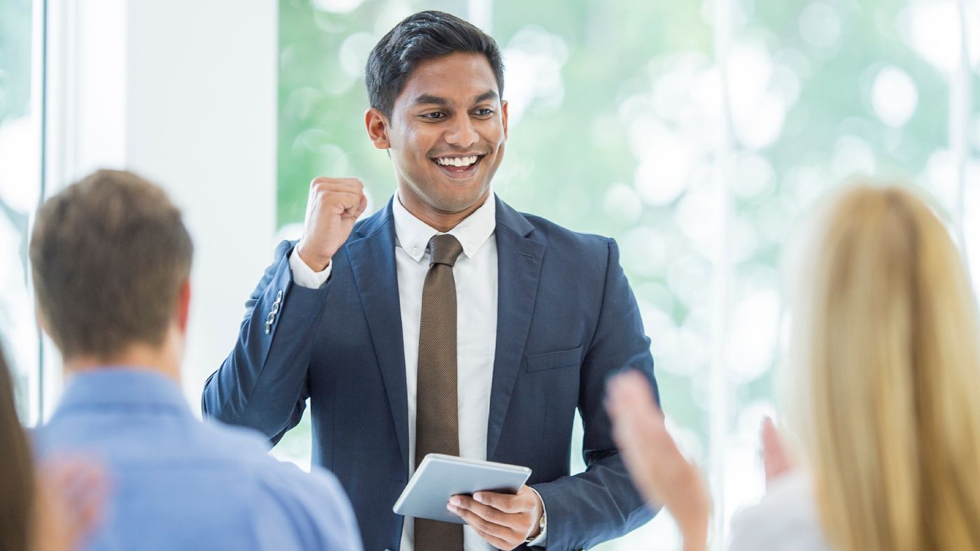 Homme devant des gens qui les motive