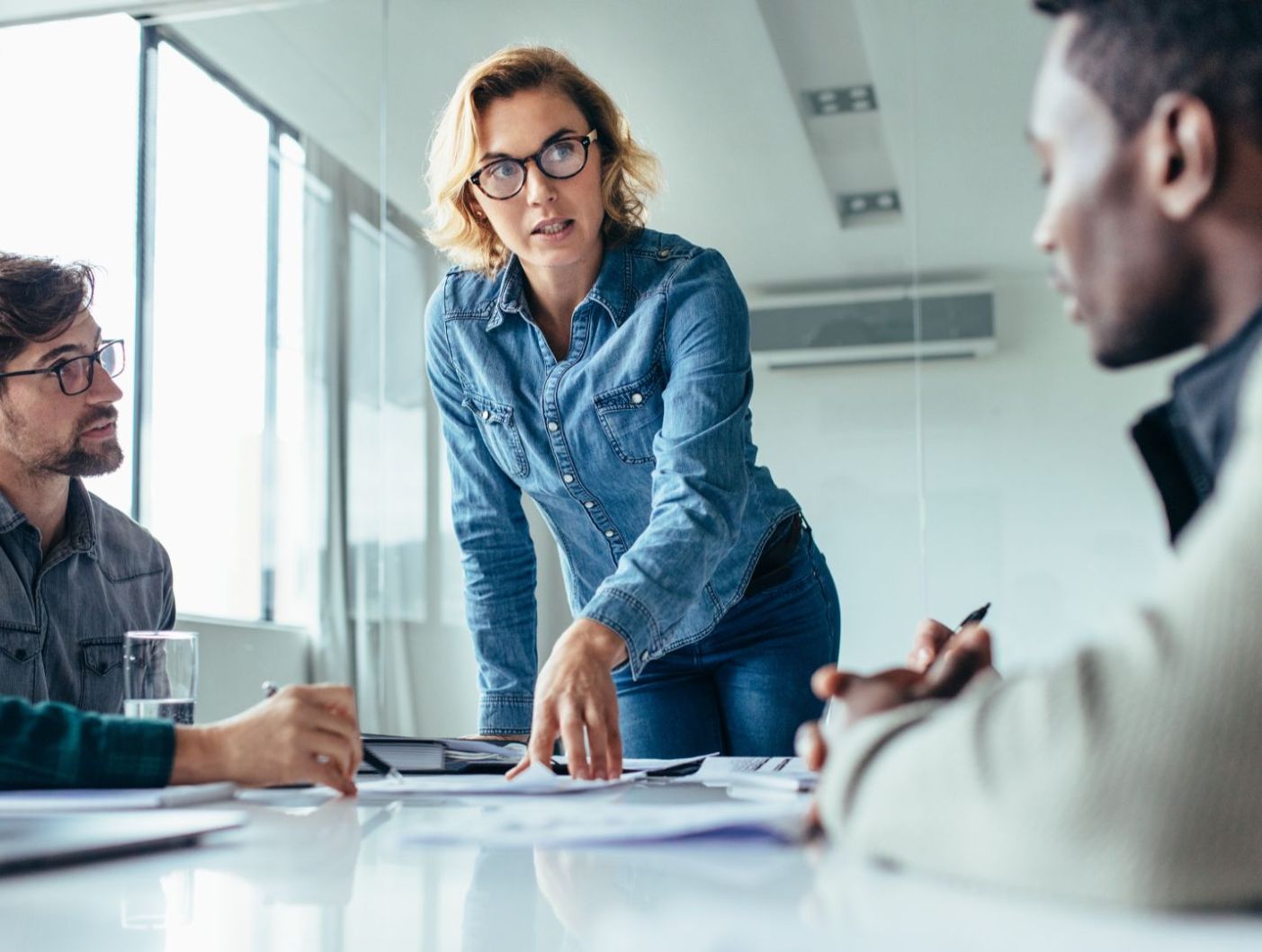 Femme débout devant une table