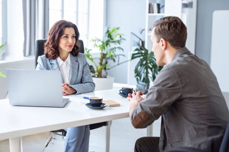 femme assis devant un table qui écoute son collaborateur