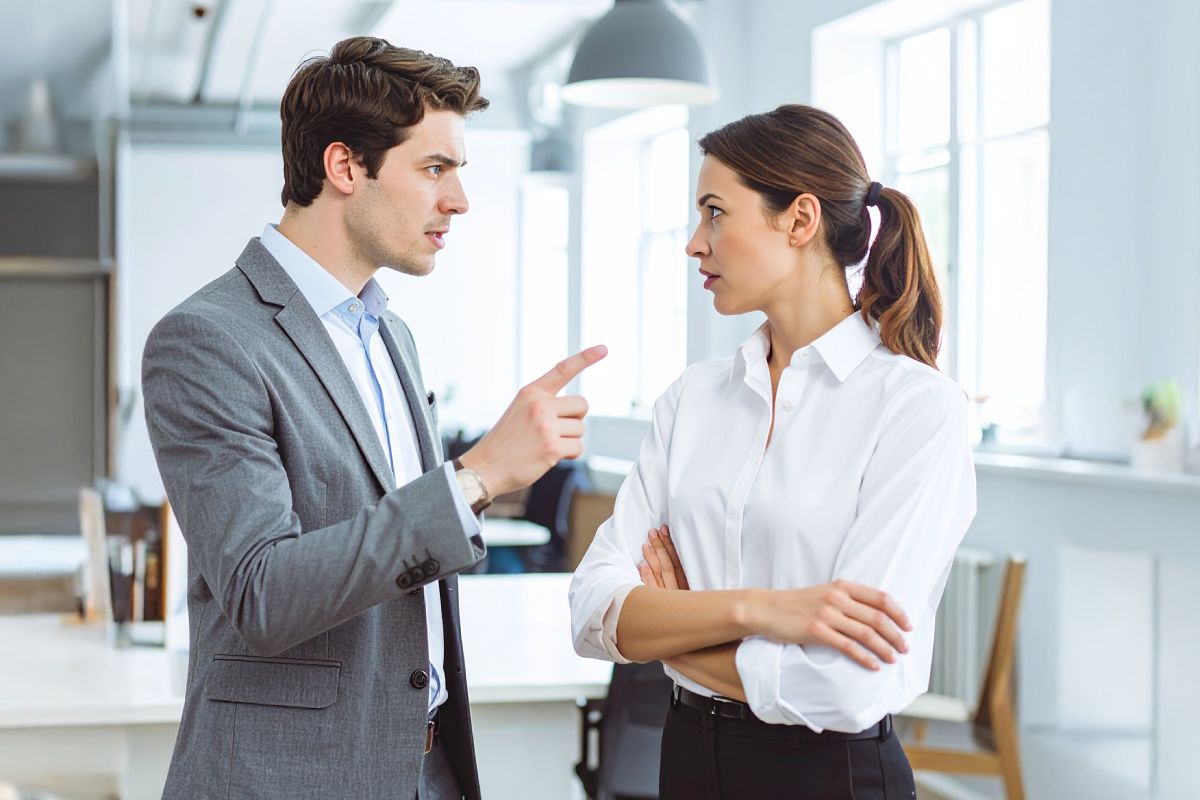 Une homme et un femme qui se regardent de façon agacés
