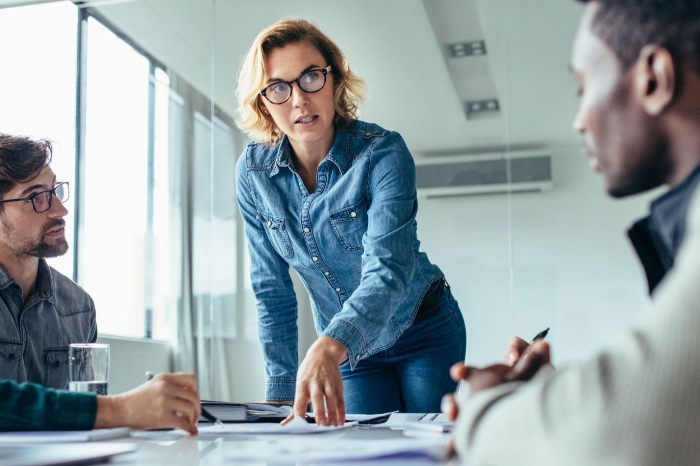 Femme débout devant une table