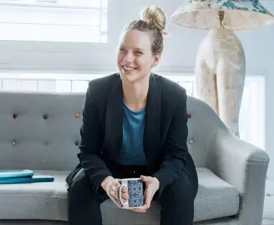 Fondatrice sur le canapé